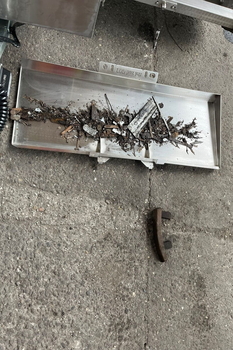 Miotła magnetyczna MS 2000 F FALCON – sprzątanie zanieczyszczeń metalowych w hali zakładu motoryzacyjnego