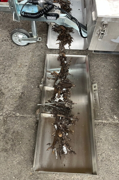 Miotła magnetyczna MS 2000 F FALCON – sprzątanie zanieczyszczeń metalowych w hali zakładu motoryzacyjnego