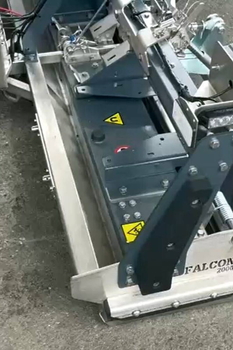 Miotła magnetyczna MS 2000 F FALCON – sprzątanie zanieczyszczeń metalowych w hali zakładu motoryzacyjnego