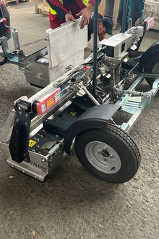Miotła magnetyczna MS 2000 F FALCON – sprzątanie zanieczyszczeń metalowych w hali zakładu motoryzacyjnego