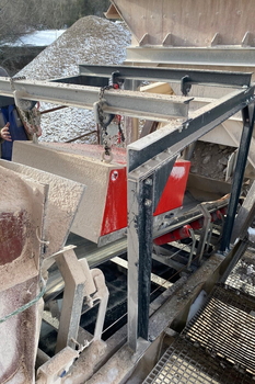 Separator magnetyczny nadtaśmowy DND-AC nad przenośnikiem taśmowym – kruszenie wapienia w cementowni