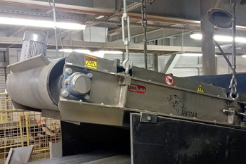 Separator magnetyczny nadtaśmowy DND-AC Mx8 F BEAST nad przenośnikiem ze stałym paliwem alternatywnym SPA