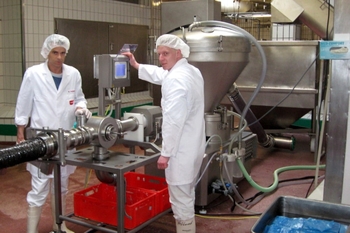 Przenośny rurowy detektor metali MEATLINE 07 – kontrola wyrobów mięsnych w przemyśle spożywczym