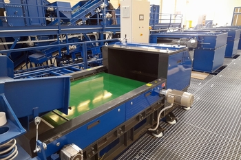Separator wiroprądowy ECS z podajnikiem wibracyjnym – separacja aluminium w recyklingu metali