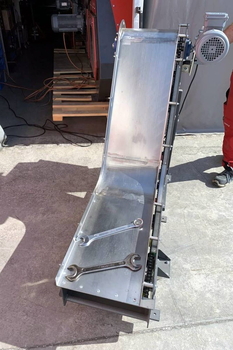 Przenośnik magnetyczny MD-Z COBRA – transport metalowych wytłoczek z prasy w przemyśle maszynowym