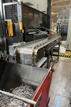 Przenośnik magnetyczny MD VIPER – transport metalowych wytłoczek z prasy w przemyśle maszynowym