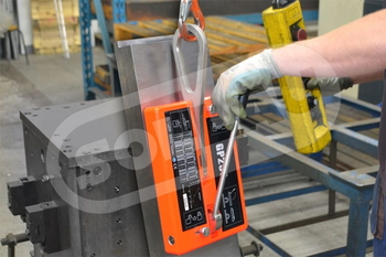 Magnes do podnoszenia przy manipulacji ładunkami