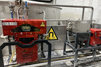 Przepływowy separator magnetyczny MSP-AC – oczyszczanie emulsji chłodzącej przy obrabiarce w przemyśle maszynowym