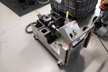 Mobilny przepływowy separator magnetyczny MSP–S ANCISTRUS – oczyszczanie emulsji chłodzącej przy obrabiarce w przemyśle maszynowym