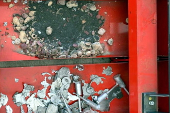 Separator wiroprądowy ECS-C 1000 RAM – separacja przelewów aluminiowych z piasku odlewniczego