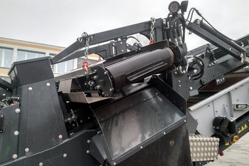 Samoczyszcząca płyta magnetyczna JACKAL na mobilnej kruszarce w kamieniołomie